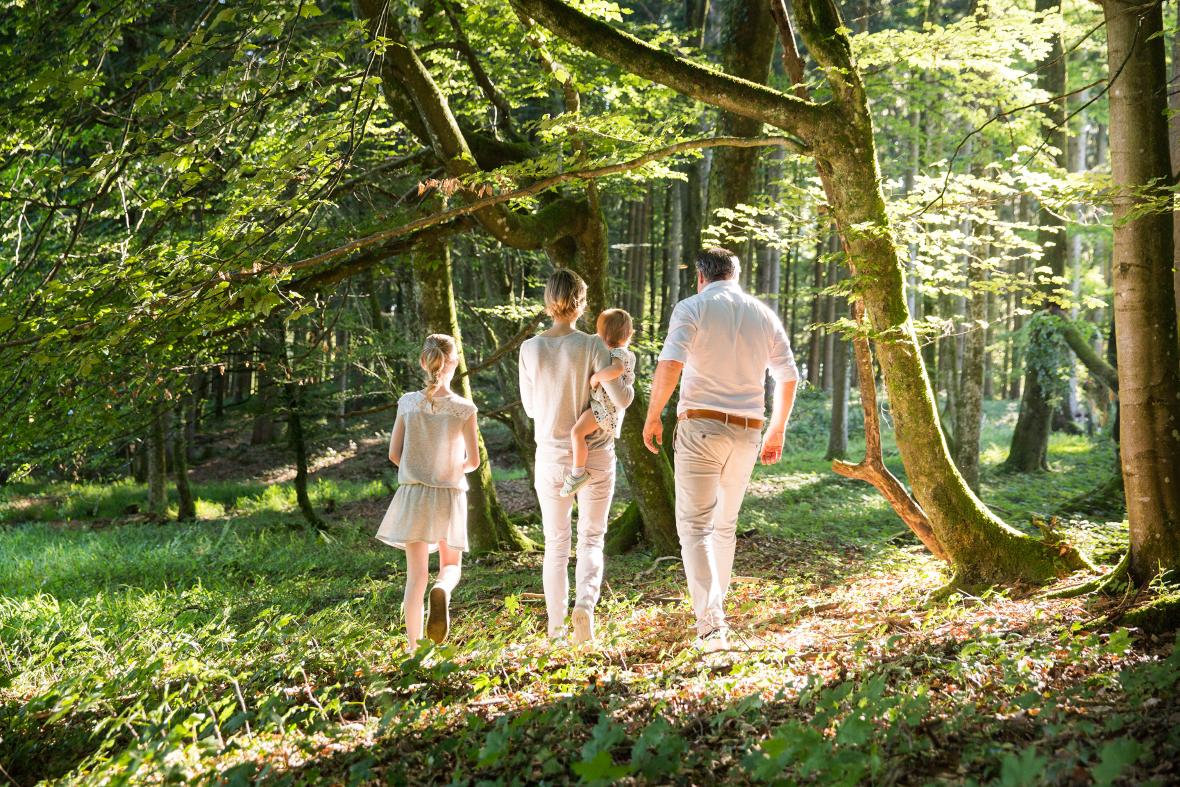 Familie spaziert im Waldfriedhof auf der Feihlerhöh