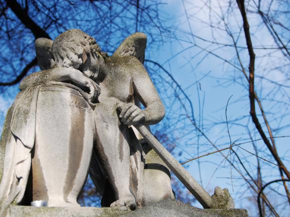 Trauriger Engel der sich auf eine Urne stützt - GGötzenbrucker